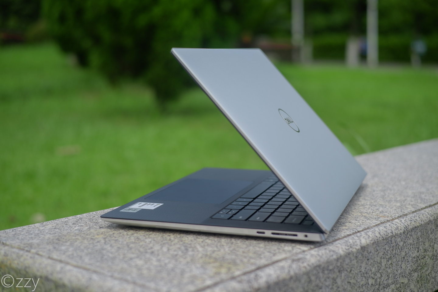 而在2020年,各种厂商都开始普及了窄边款技术之后,xps系列终于又来了