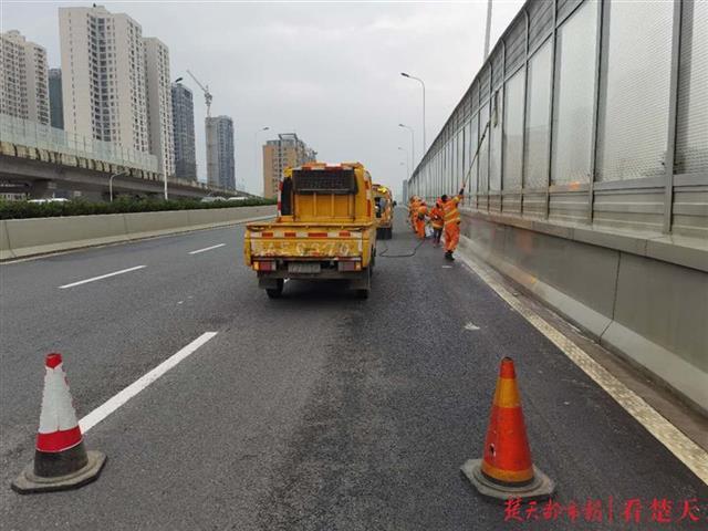 yota3墨水屏设置_汉阳环卫工节前给道路隔音屏“洗澡”