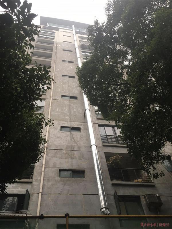 不在 sudoers 文件中。此事将被报告_油烟管道爬上小区外墙，有关部门将复查确定是否超标...