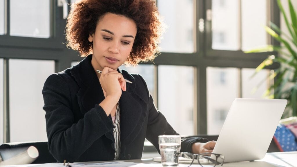 分析商业报告的女性肖像