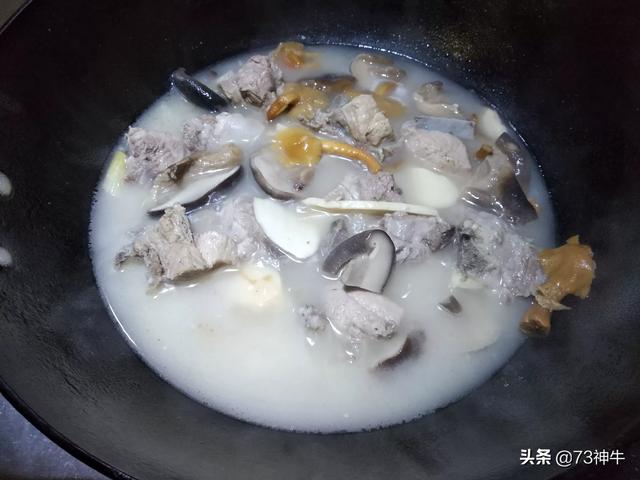 为何现在好多饭店熬汤不用骨头也能熬出来浓白色的汤？