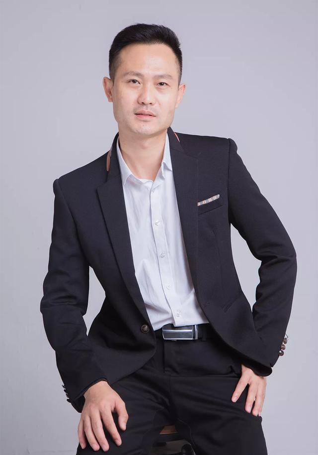 7文件夹不能后退70后的帅大叔身高1米8厚头发变薄还后退秃了植发2677