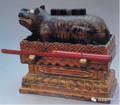 臀区的刮器,恰与"敔"这件伏虎形乐器座落虎背上的龃龉与籩的关系相应