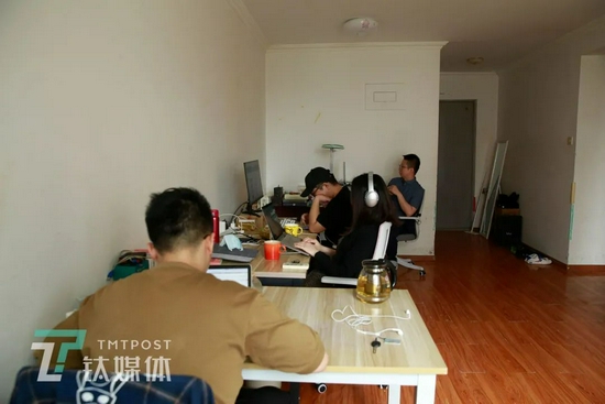 6月8日，北京市通州区，师烨东（图右）和视频团队成员在办公。