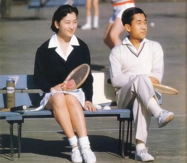 皇太子对美智子可以说是一见钟情,美智子和皇太子明仁,就是在1957年