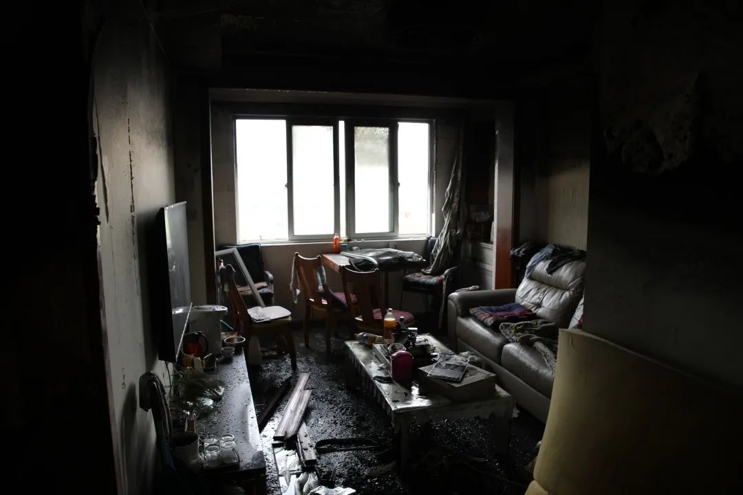 如果一栋楼起火谁赔偿上海一高层起火6人逃生时被困电梯起火原因又是