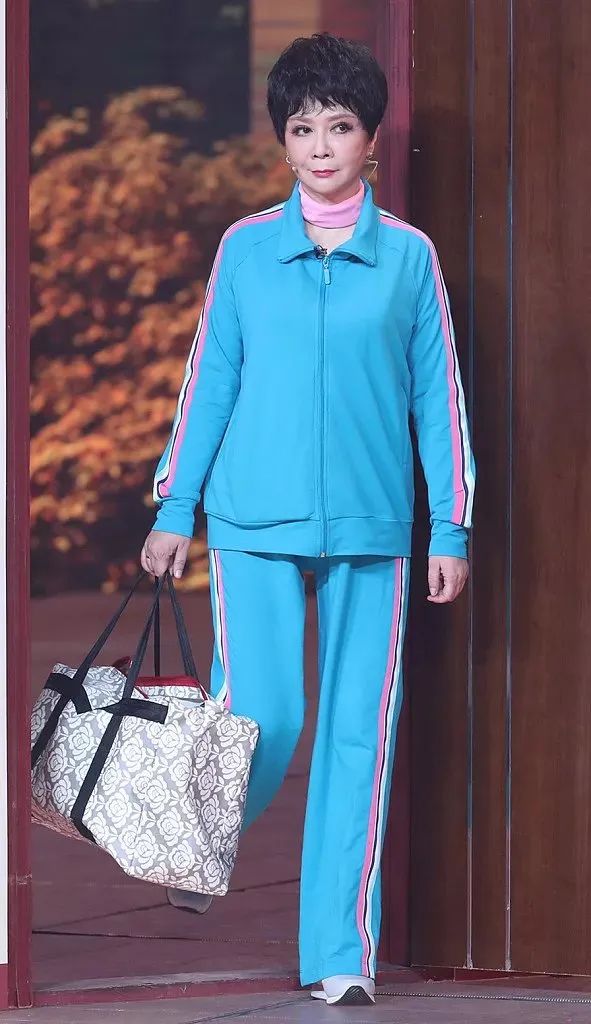 蔡明机器人对比百变蔡明一个拥有性感身材的小品天后