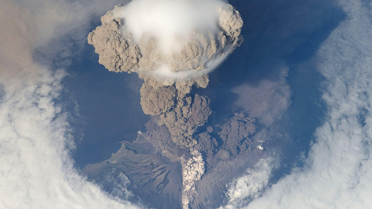 从太空中看到火山喷发的大量火山灰和蒸汽羽流