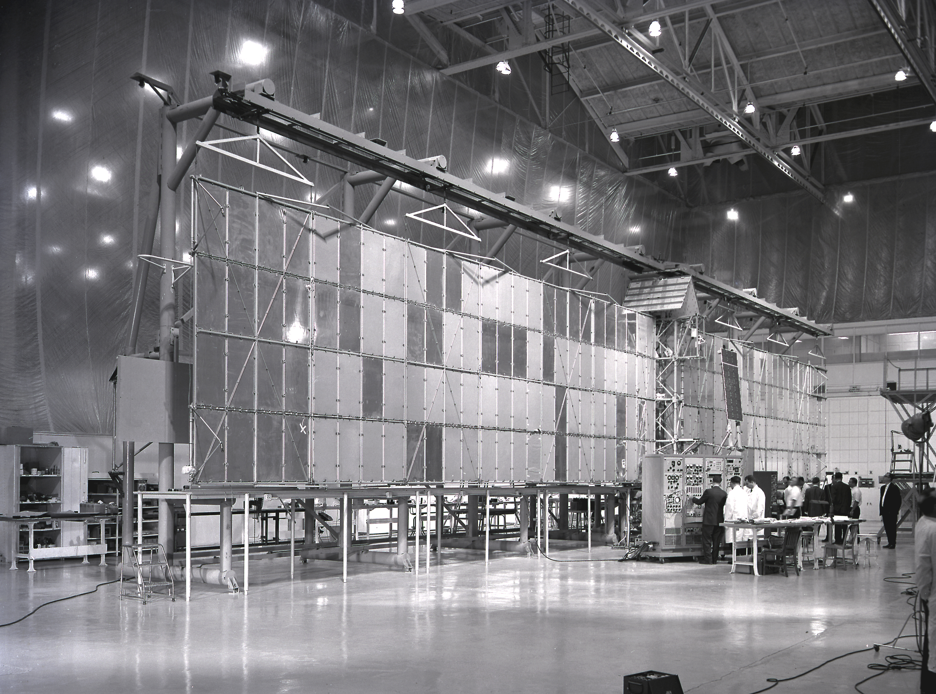 巨大的飞马座卫星由技术人员检查。