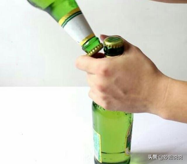 以上两种徒手就可以开啤酒瓶盖的方法,您学会了吗?
