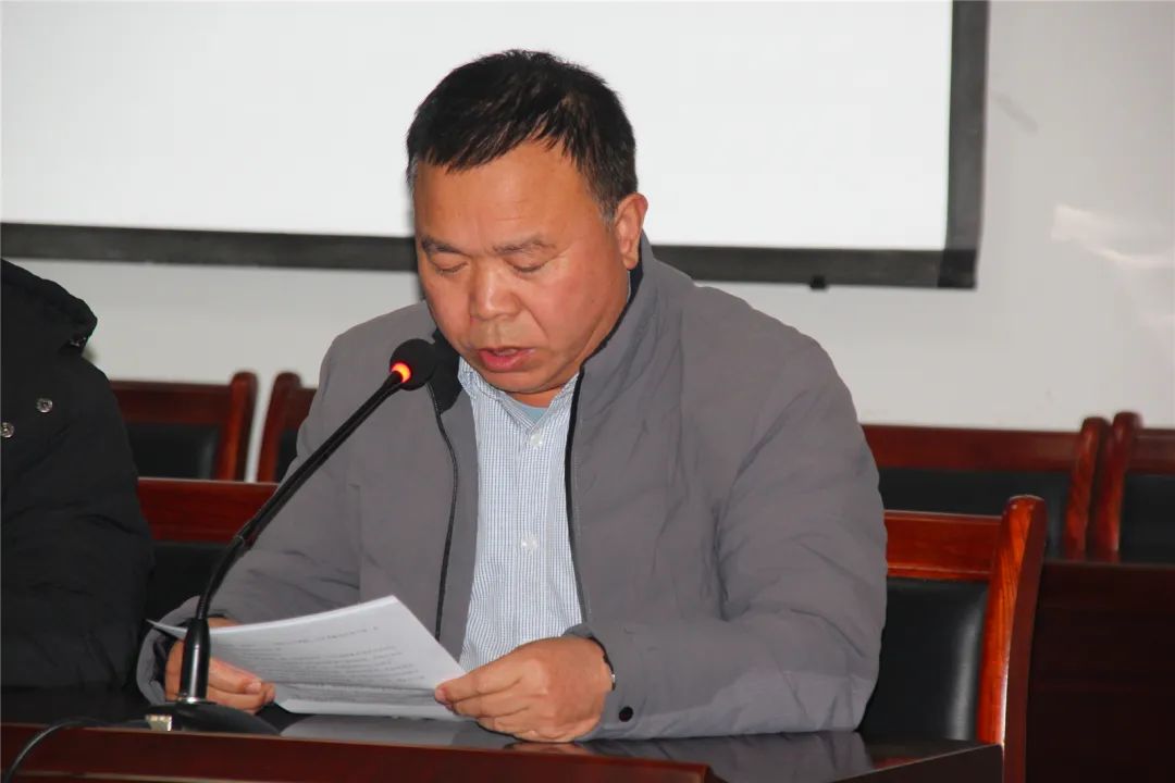 宁阳一中党委副书记,校长孔令国主持会议并讲话.