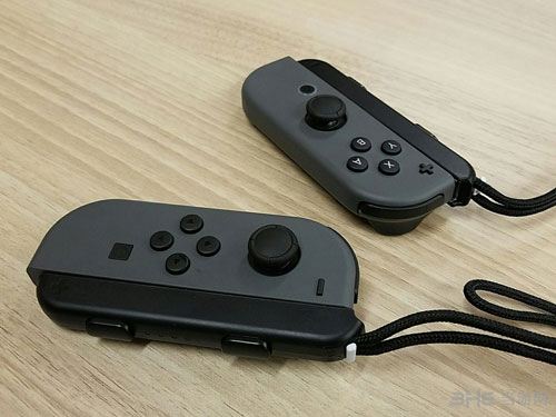 joycon手柄拆解_任天堂Switch手柄腕带勿装反 取下需技巧