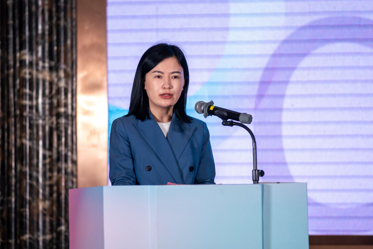 明珠商贸板块董事长杨重荣以自己亲身经历的故事与大家分享了他到沧州