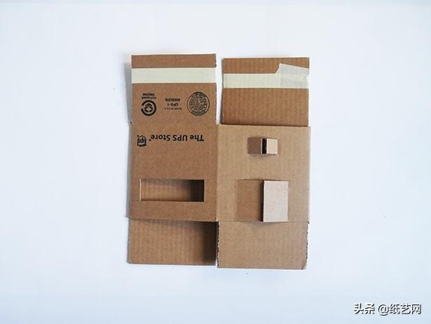 在纸箱的顶部用胶带将裁剪好的裁剪成大小一样的两段分别将他们对折留