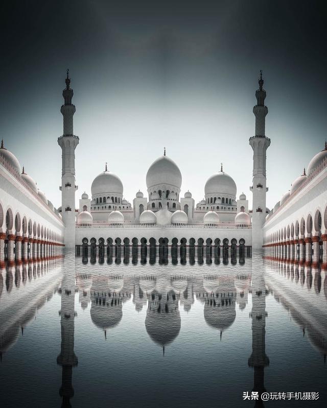 水平对称通常用于风景摄影中,特别是当有水体存在时.