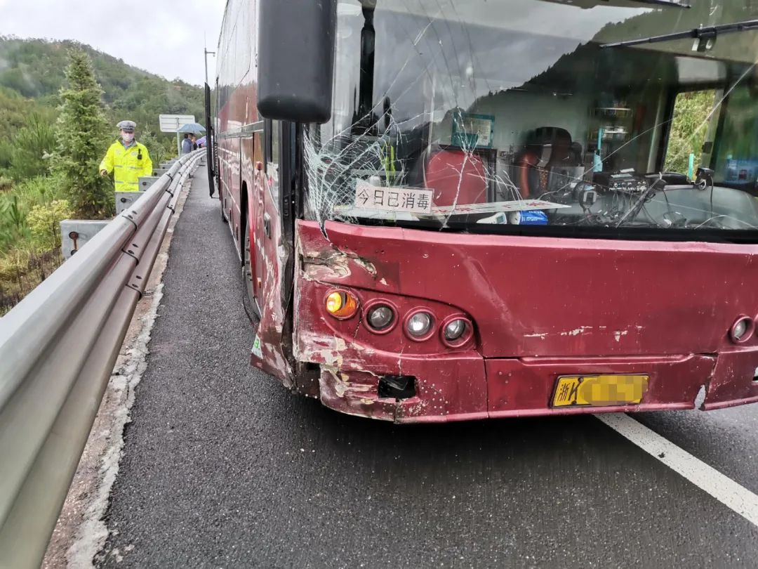 语言高速公路超速处罚途径连城段大客车雨天超速引发事故监控记录全