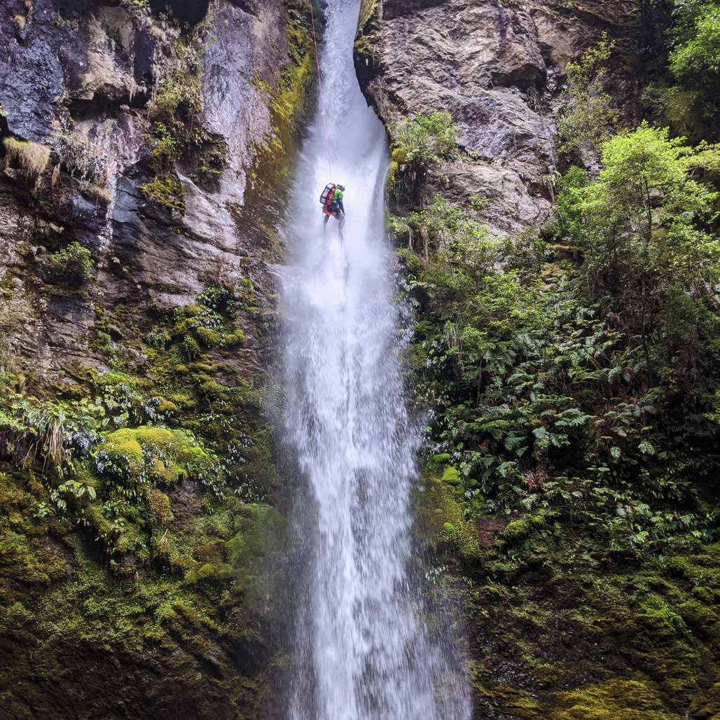 Tricky rappel in the flow