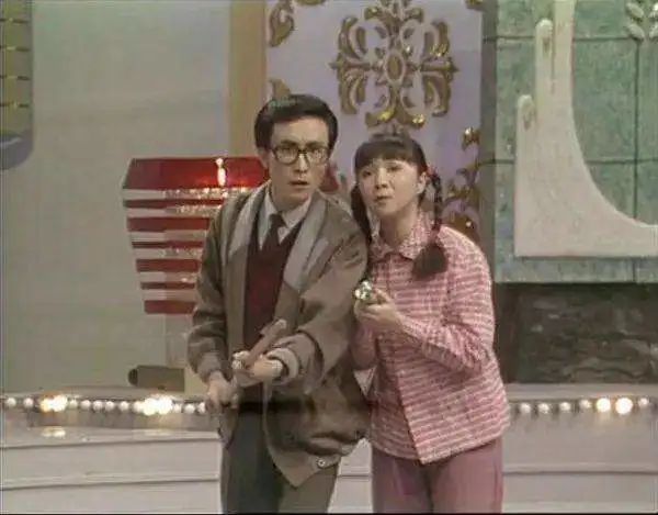 表演默契十足被当时的人们称为小品中的经典所以两人变成了黄金搭档此