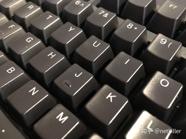 g87 黑色,键帽是abs喷黑色漆,略有橡胶感,使用一会就出现打油现象