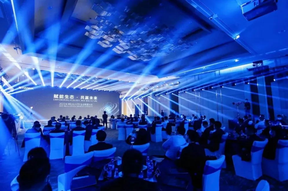 智能座舱显示市场驶入快车道,Micro LED车载应用实现重大突破