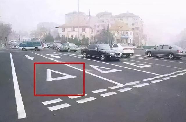 可变车道怎么走不违章纵向减速标线怎么走不违章关注可变车道