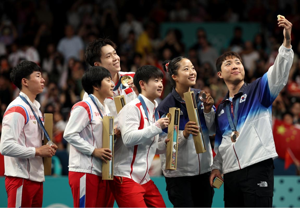 运动员在领奖台用三星galaxy z flip6奥运版定格"胜利自拍"分享喜悦