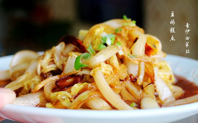 4,倒入白菜帮子炒至变软,加入生抽,盐调味;然后倒入油豆腐,白菜叶子一