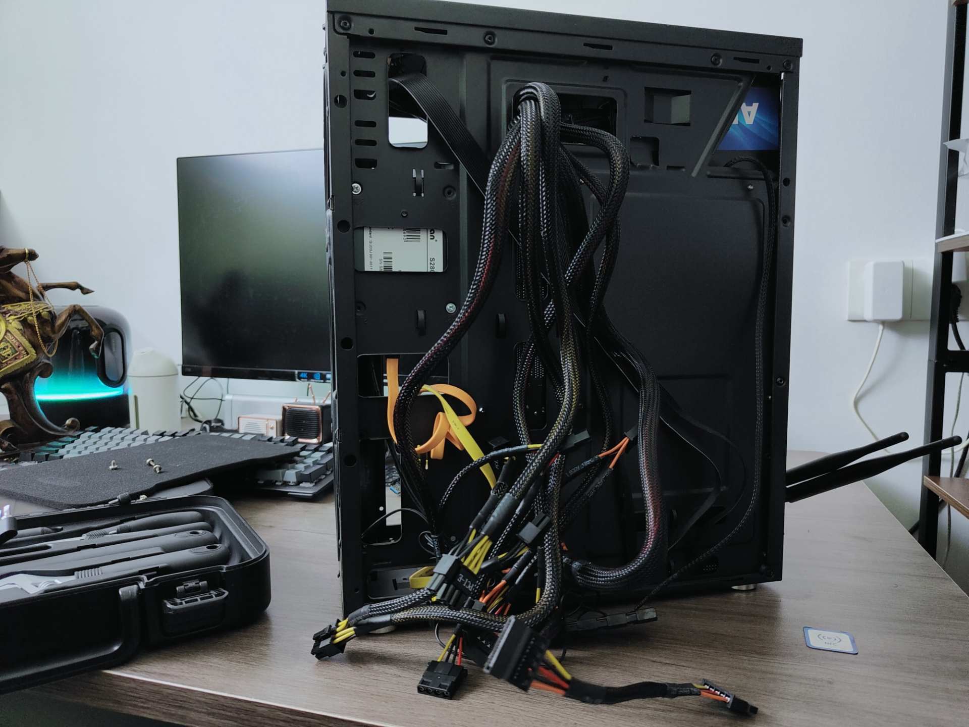 主机灰尘清理完毕,干干净净的,开始安装新电源,说实话,这个线材真的很