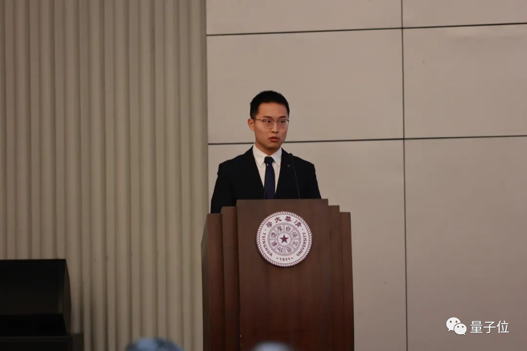 戴言,2020級姚班學生,興趣方向是強化學習理論和深度學習理論.