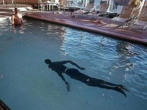 不过作为nba历史上最高的球员,臂展不长对不起这个子,看看波尔游泳的