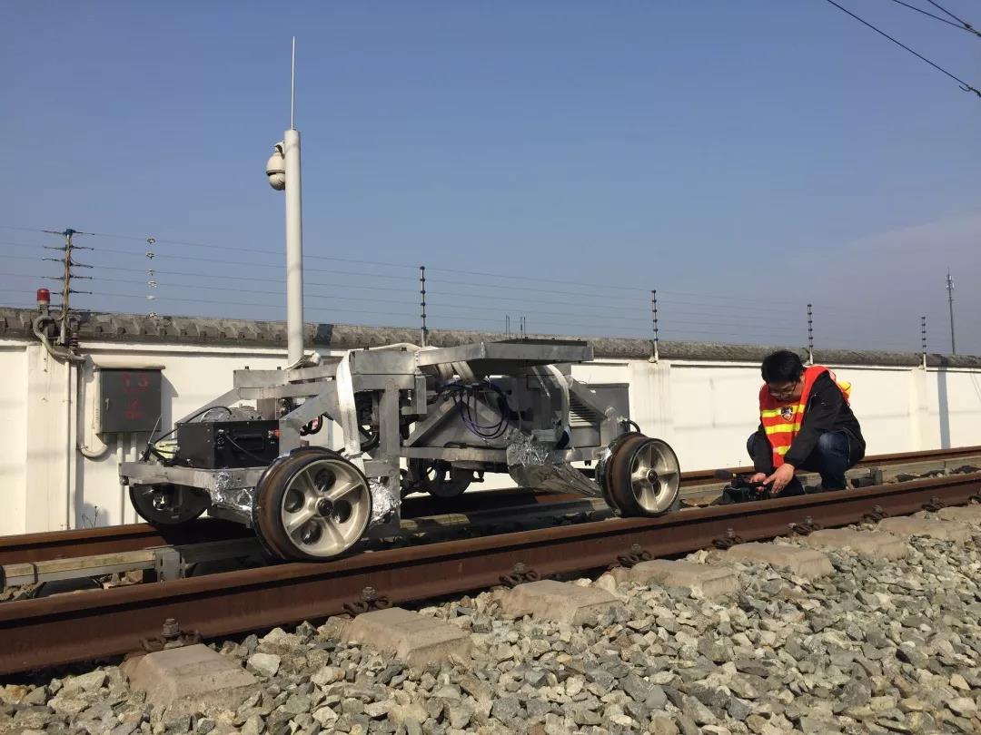 山东鲁能轨道智能巡检机器人装配山东京瓷锂电的全球首台轨道自动巡检