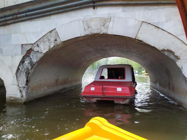 船与桥体相撞时在桥洞上留下的划痕经过石拱桥时发现拱形桥洞上面也有
