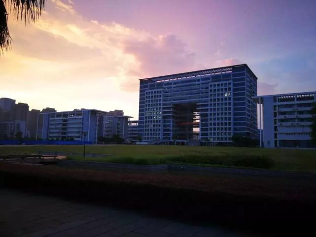 广科大位于柳州,前身是广西工学院,2013年合并了柳州医学高等专科学校
