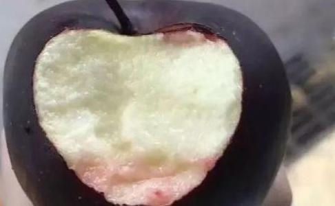 打开黑色表哥出差带回来一箱苹果打开后发现是黑色的大家表示都没见过