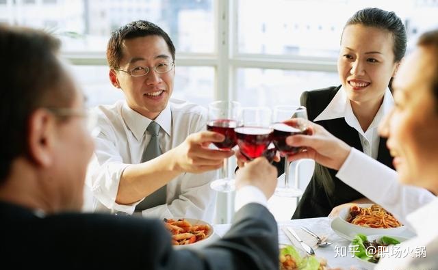 饭局上向领导敬酒，姿势不对喝了白费，不懂“四先四后”肠子悔青