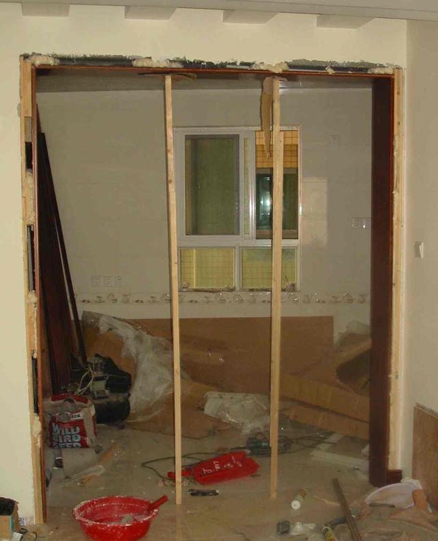 木门怎么打装门框只打发泡剂一点不牢固如今门套下沉气得邻居直跺脚