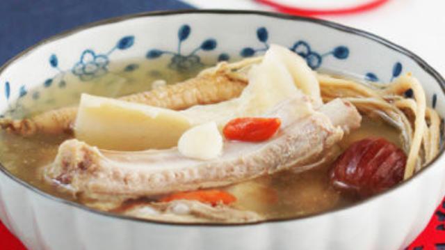 做法4:人参排骨汤准备食材如下:排骨2根,人参1根,蜜枣5个,生姜1块