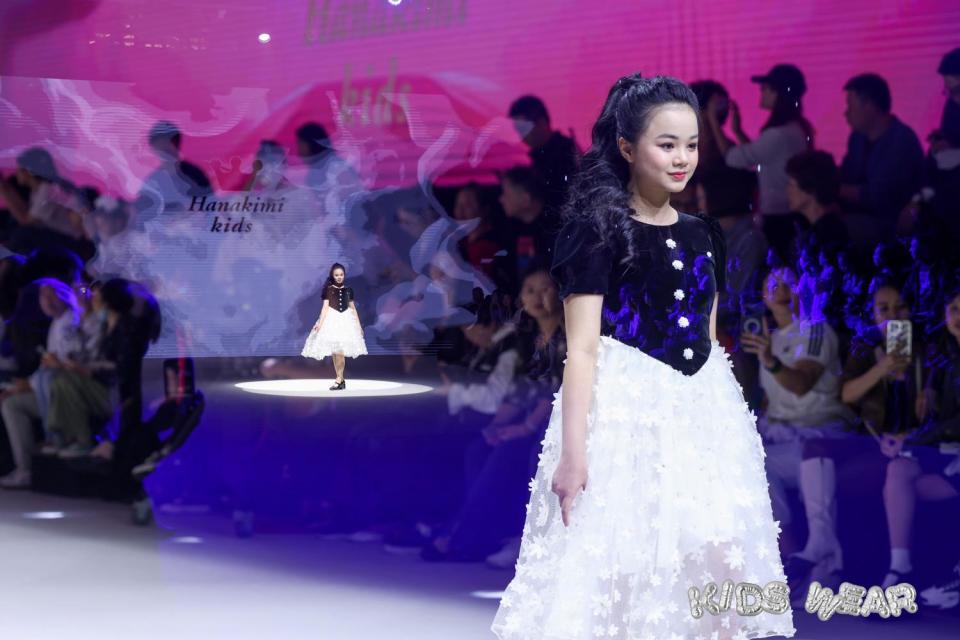 Maika 与越南童模们受邀请参加中国上海时装周 hanakimi 品牌开幕