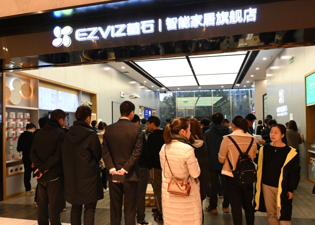 摩拜抽奖扫地机器人直击现场萤石智能视觉扫地机器人新品用户体验会