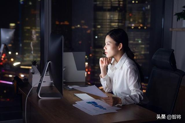 单位半夜12点打电话给你,让你通知领导明天早上8点参会,而且要准备