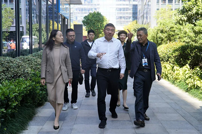 杭州拱墅区委副书记区长冯晶一行莅临利尔达参观调研