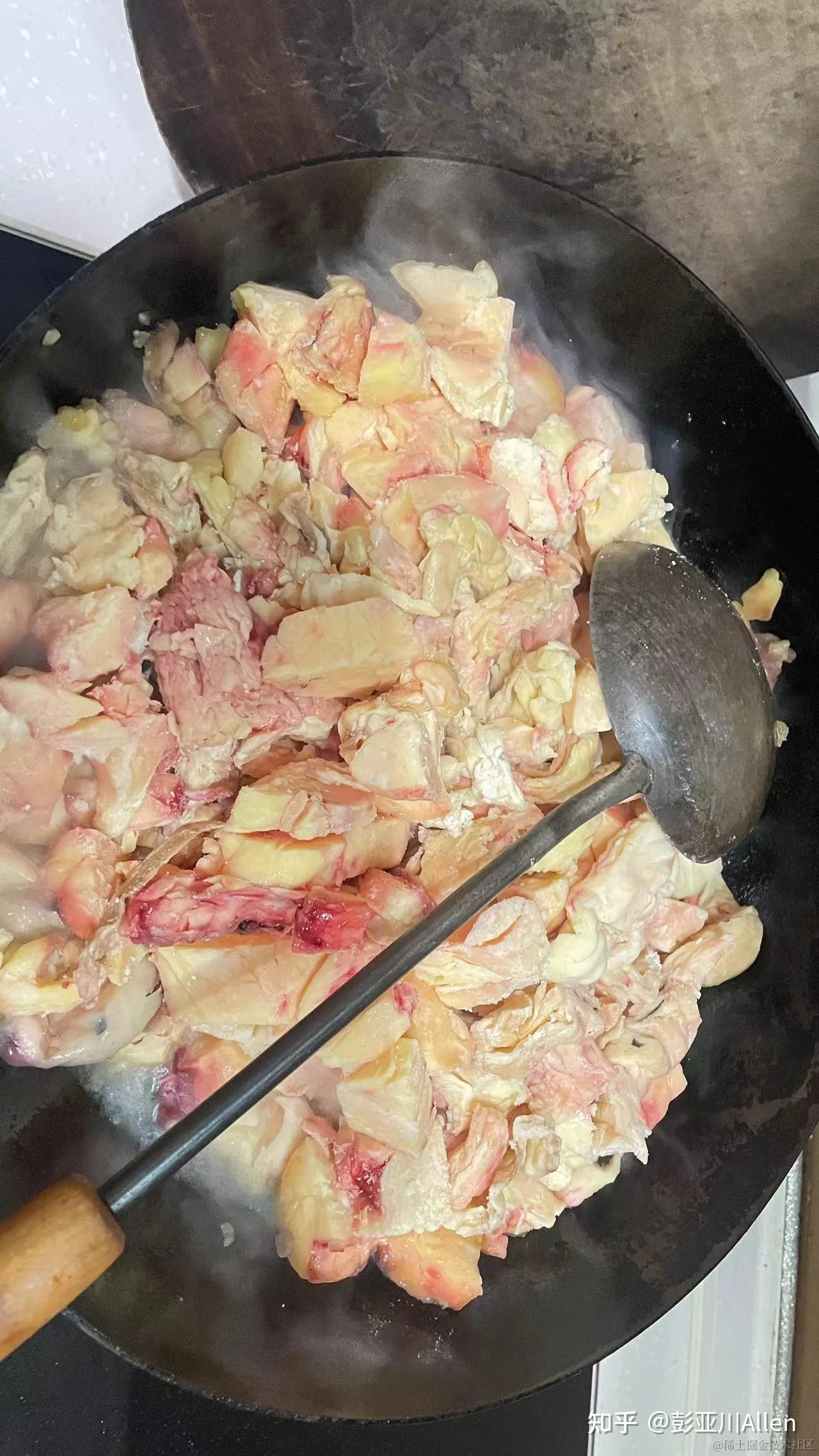 炼油也很简单锅中放半碗水把牛油放入锅中小火慢熬,油渣成焦黄色即可