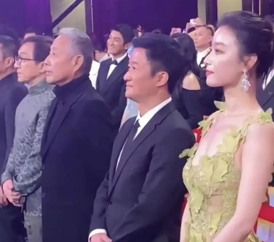 强吻雷佳音，公共场合整个身体倾斜头歪向吴京，倪妮这样做合适吗
