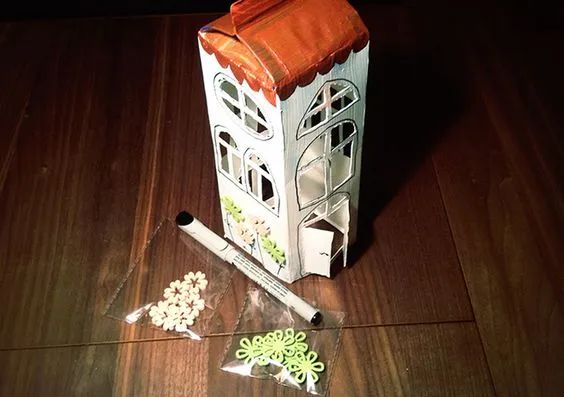 还可以利用牛奶盒变身做些造型,比如火箭灯笼.