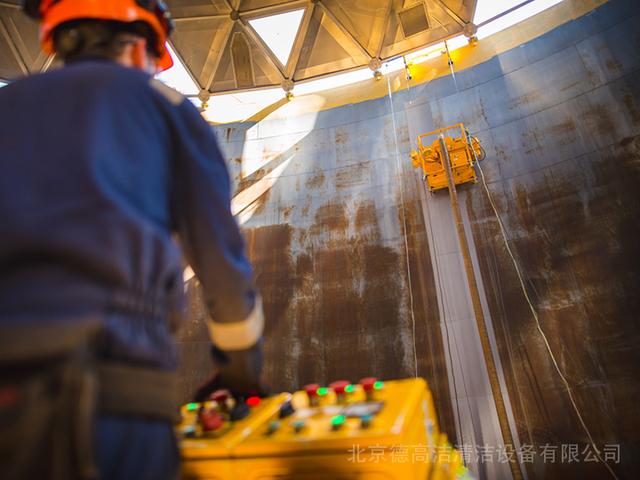 爬壁除锈机器人化工储罐除锈领域里的蜘蛛侠自动化罐体除锈机器人