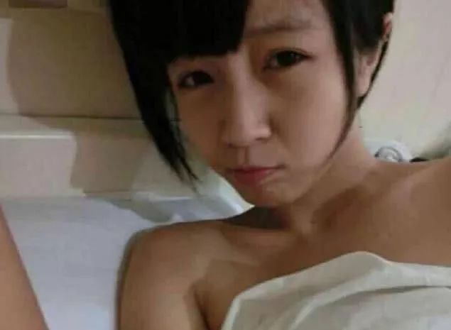 并且如今网上还有很多关于莉哥和男人的亲密照片