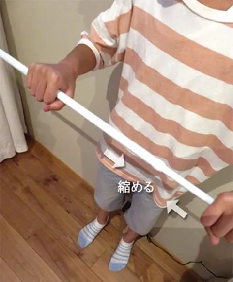 4固定在底部日本业主机智壁橱打这么小塞4根杆子进去柜子内部整整齐齐