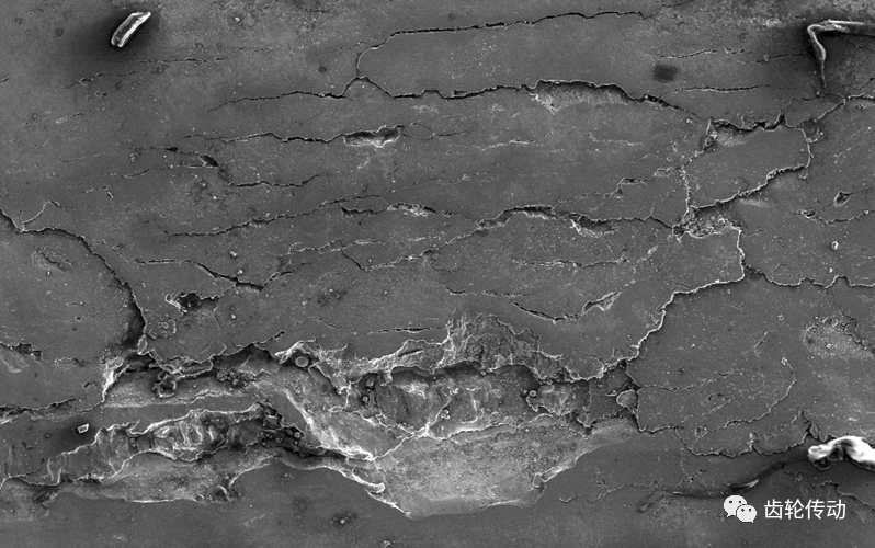 运用扫描电镜分析齿面剥落的产生过程和扩展过程.