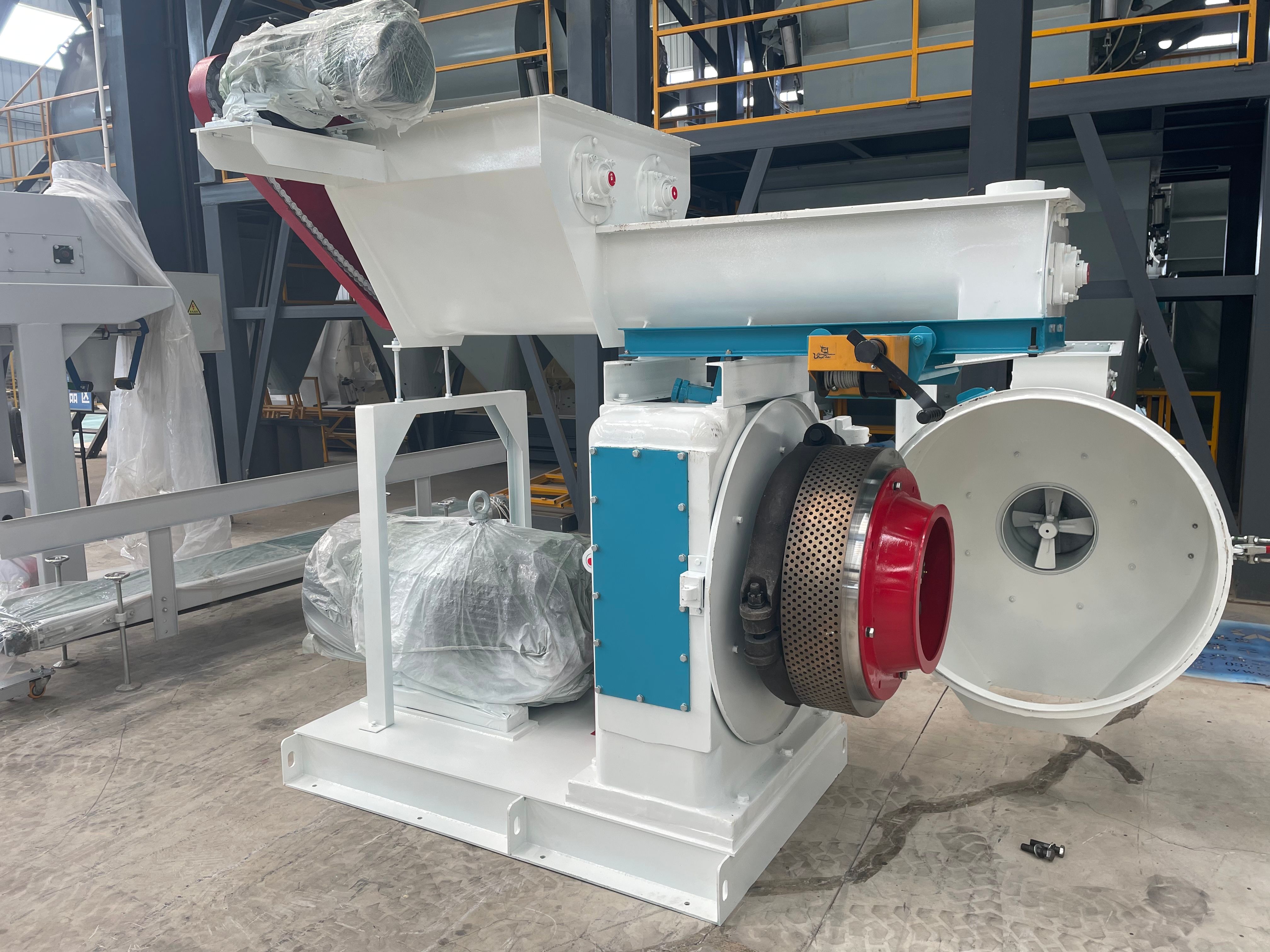 大型饲料颗粒机可以加工大量的饲料原料,适用于大型养殖场或饲料加工