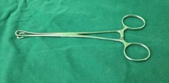 阑尾钳appendix forceps用于夹提,固定阑尾或输尿管等组织肾蒂钳